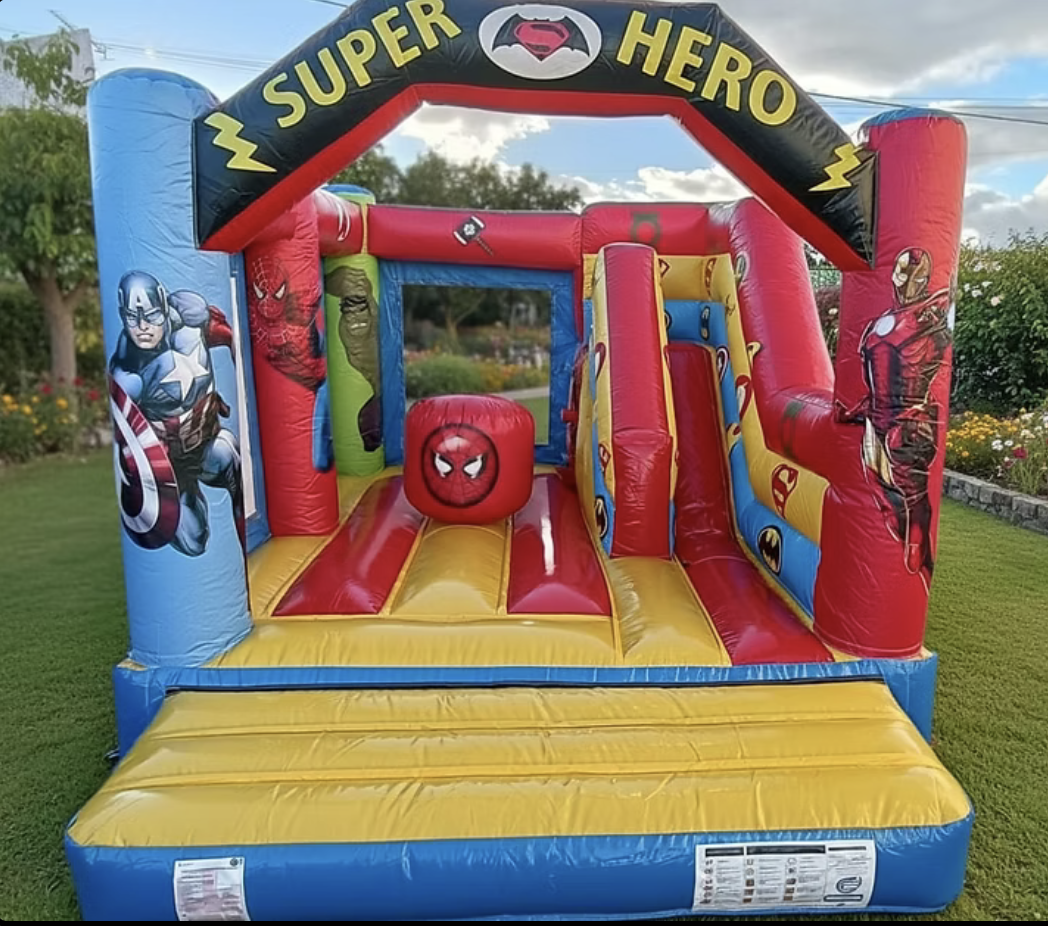 Insuflável Super Heróis com tema de super-heróis, arco com o texto SUPER HERO, área de saltos amarela e vermelha, obstáculo central e pequeno escorrega